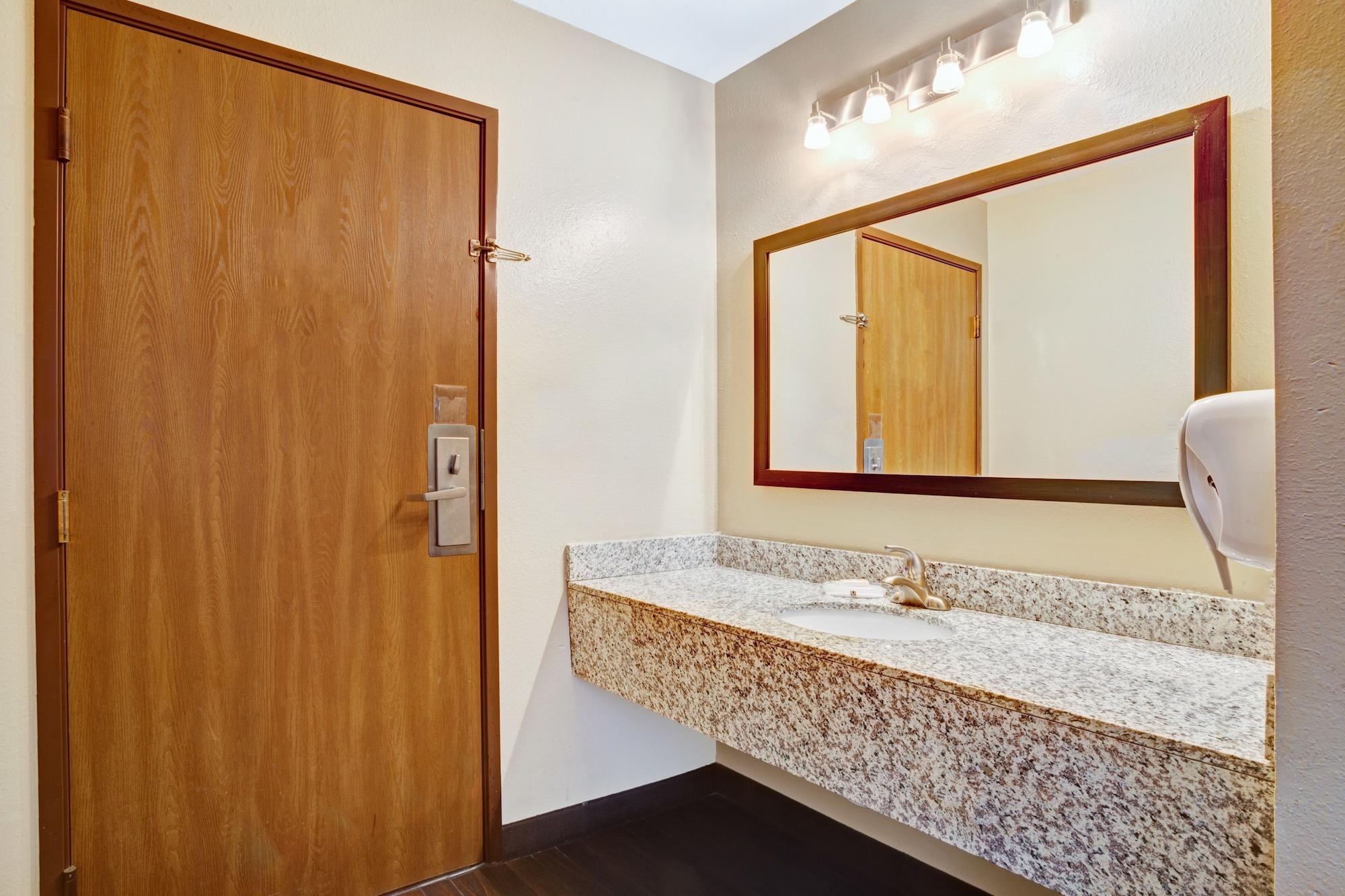 Super 8 By Wyndham Louisville Airport Экстерьер фото