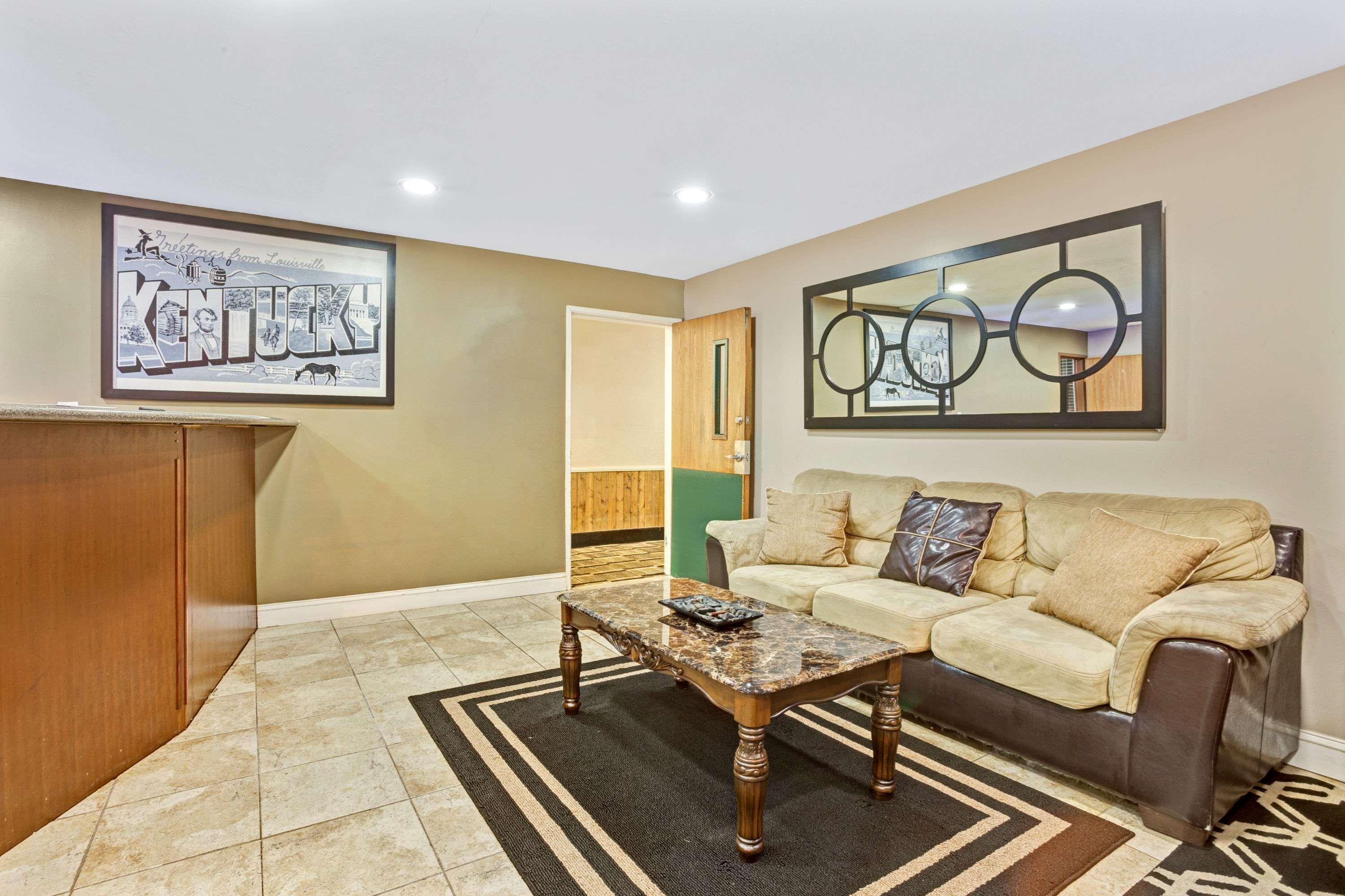 Super 8 By Wyndham Louisville Airport Экстерьер фото