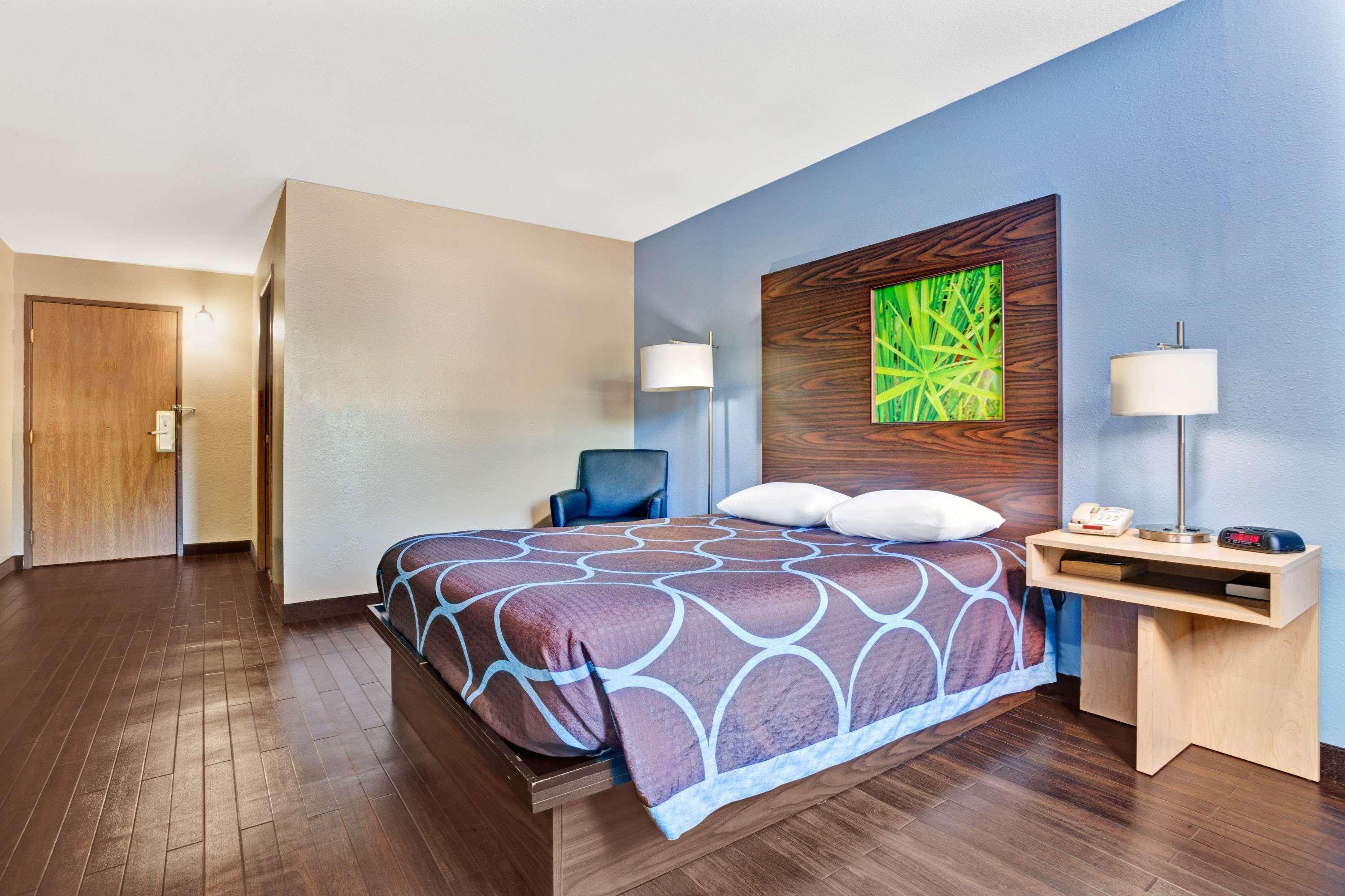 Super 8 By Wyndham Louisville Airport Экстерьер фото