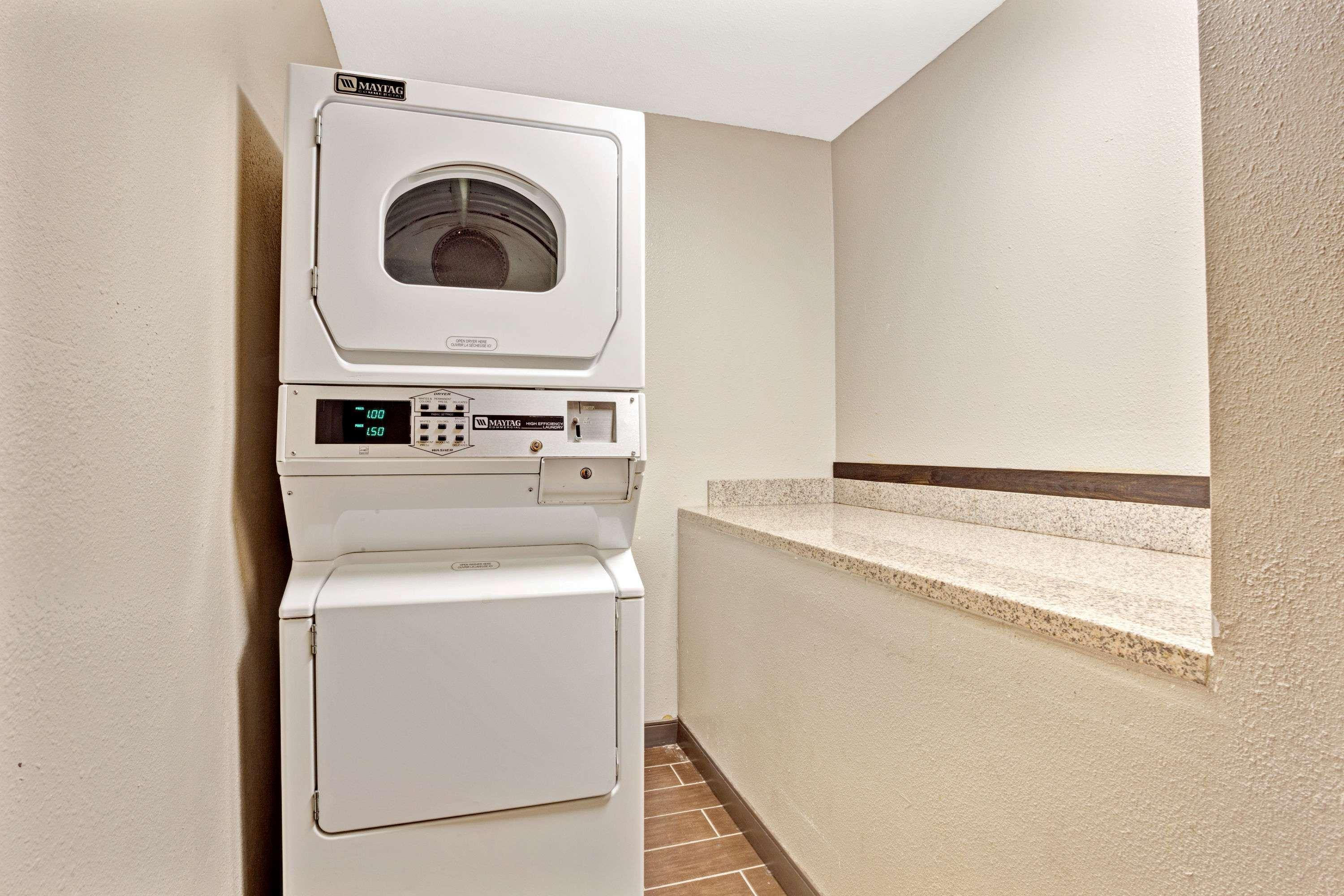 Super 8 By Wyndham Louisville Airport Экстерьер фото