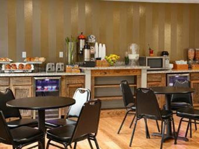 Super 8 By Wyndham Louisville Airport Экстерьер фото